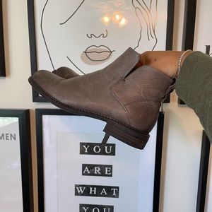 FRANCO SARTO LEATHER SHOE BOOT SIDE ZIP. CONDITION IS USED. SZ 7.